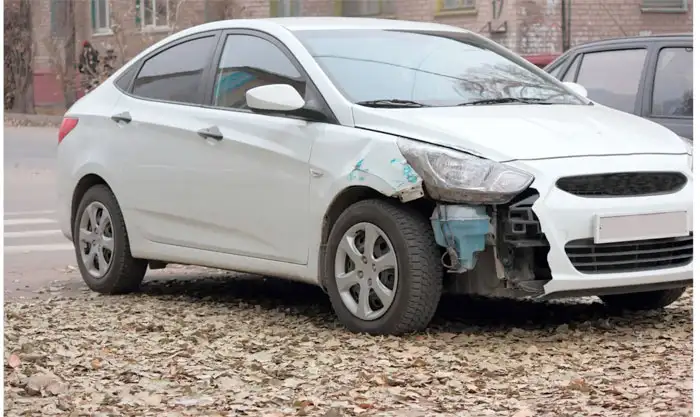 Weiße Limousine mit Motorschaden in Stadtbergen